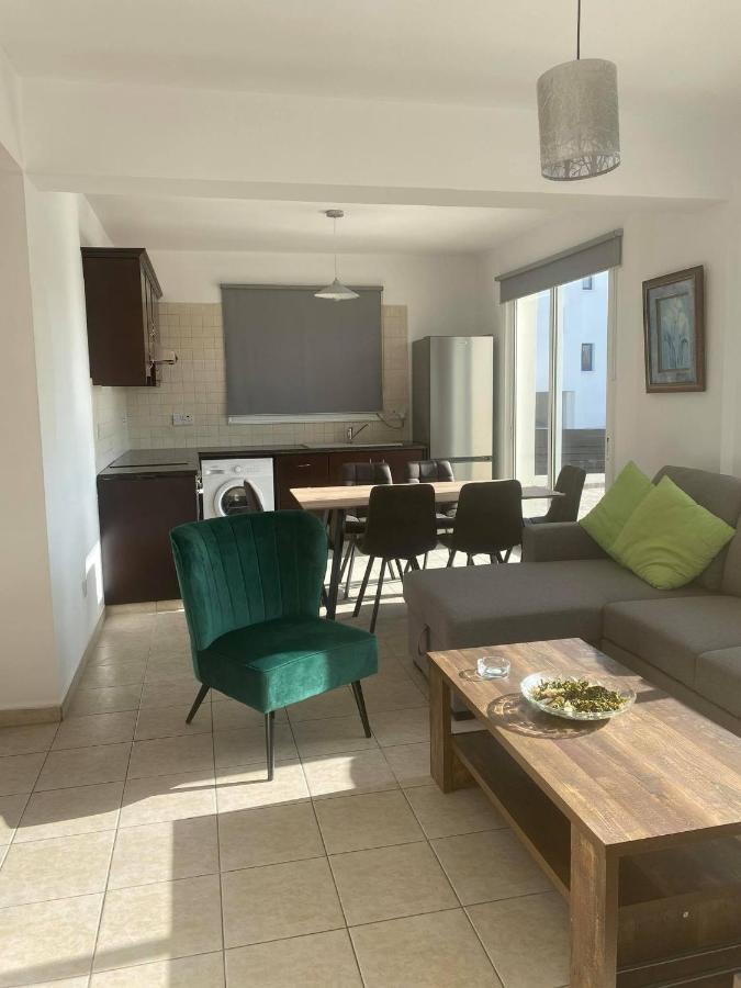 Cosy Apartment In Kato Paphos With Pool Access Kültér fotó