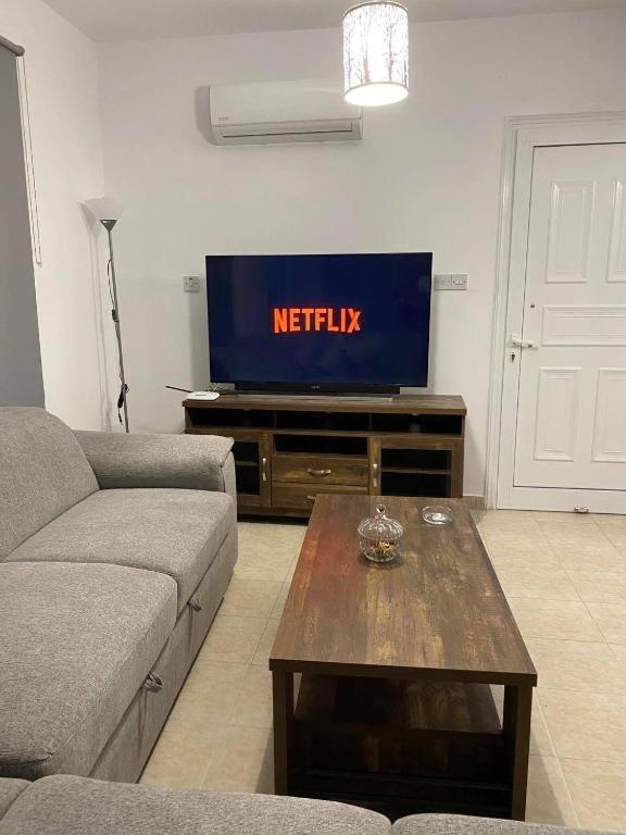 Cosy Apartment In Kato Paphos With Pool Access Kültér fotó